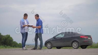 两个人成交。 男卖家司机做汽车汽车保险慢动作视频销售二手车。 买<strong>房租</strong>
